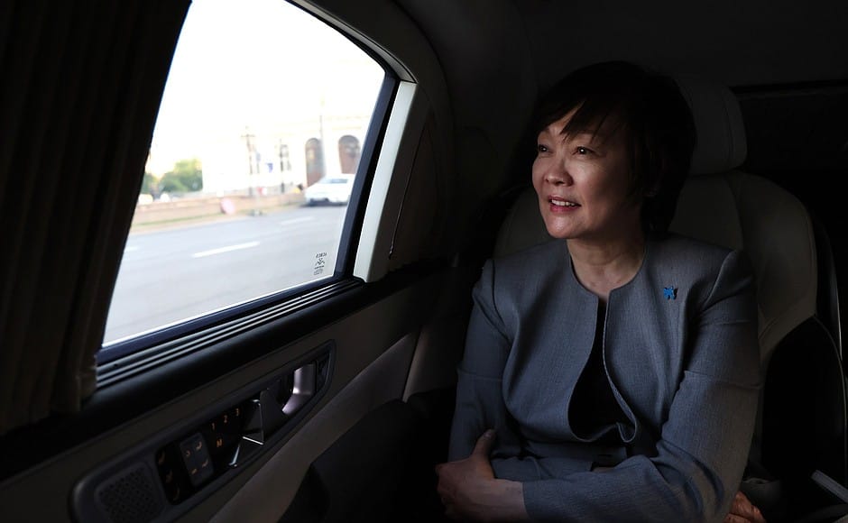 0725GMT//Widow of assassinated Japanese PM visits Putin
