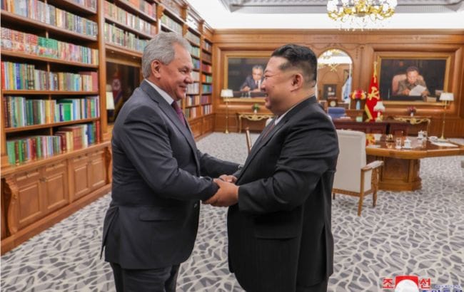 0734GMT//Shoigu meets Kim; Putin talks to Trump