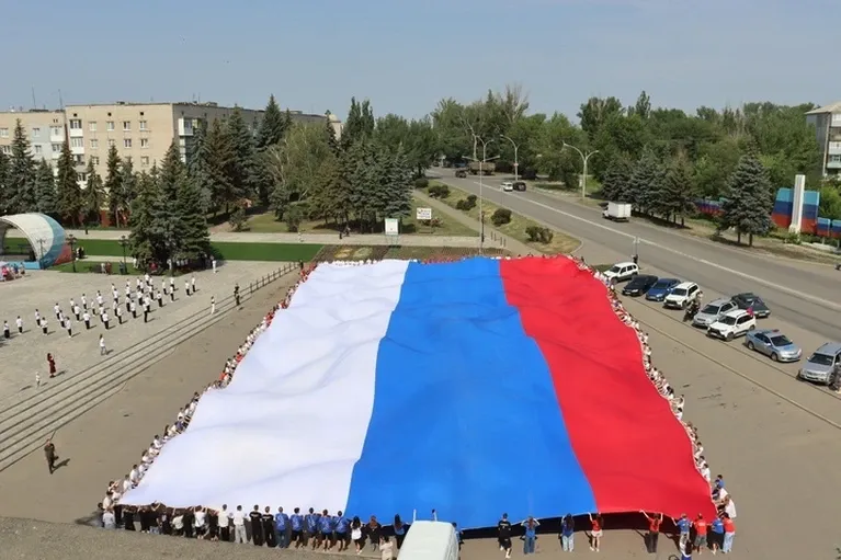 0635GMT//Russians 'celebrate' Russia Day; Businesses lobby against return of Western firms