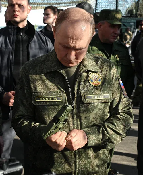0650GMT//Putin wears military uniform to watch wargames; Russia is in a recession, says Academy of Sciences; Kremlin snooping apps spurs old smartphone sales