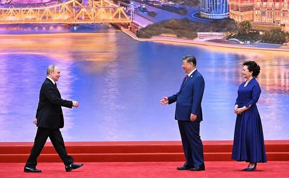 0653GMT//Putin flies to China for summit with allies; state smartphone eavesdropping messenger becomes obligatory; recession looms